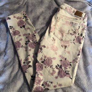 American Eagle White Floral Skinny Jeans Size 8